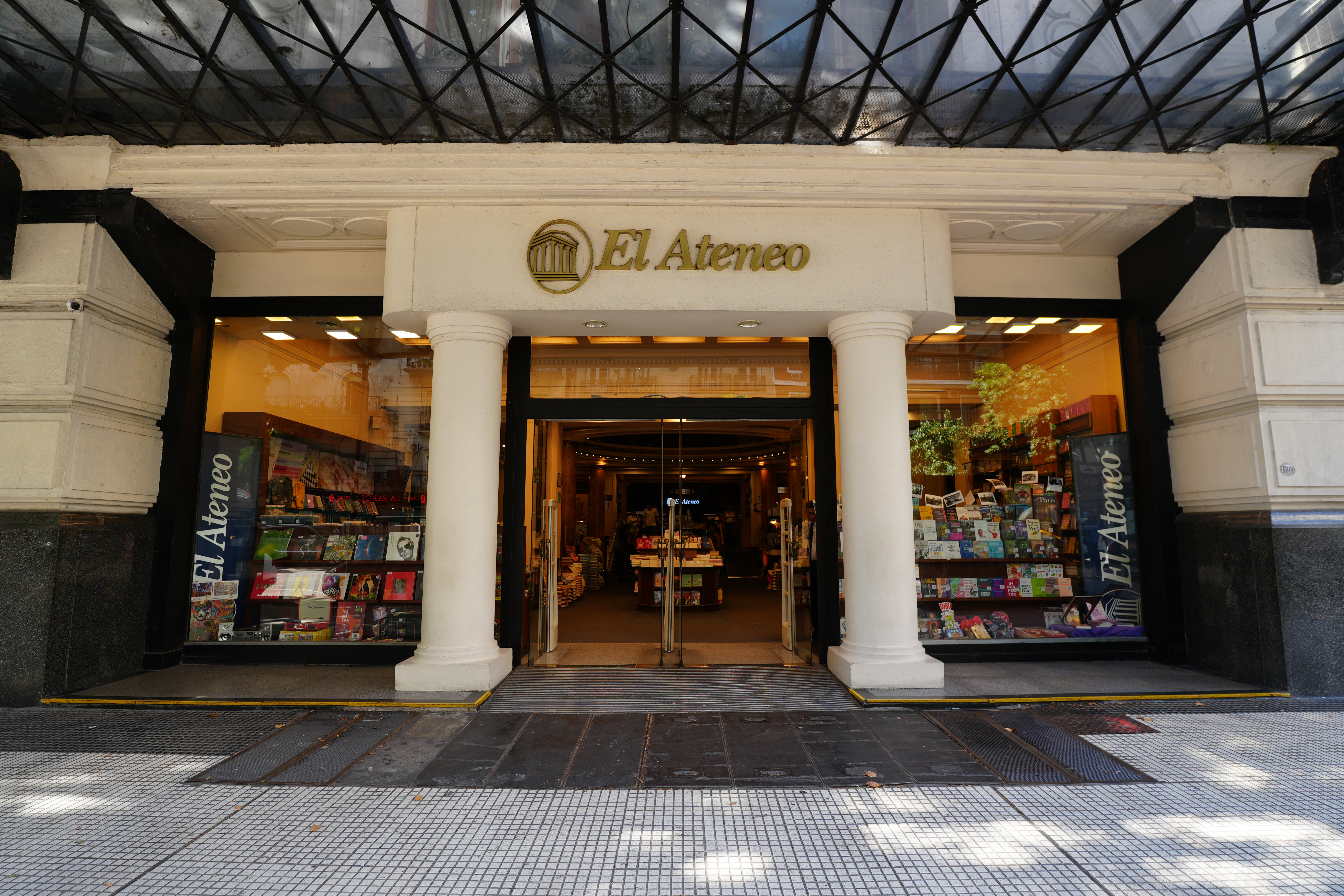 Street-level entrance to El Ateneo Grand Splendid.