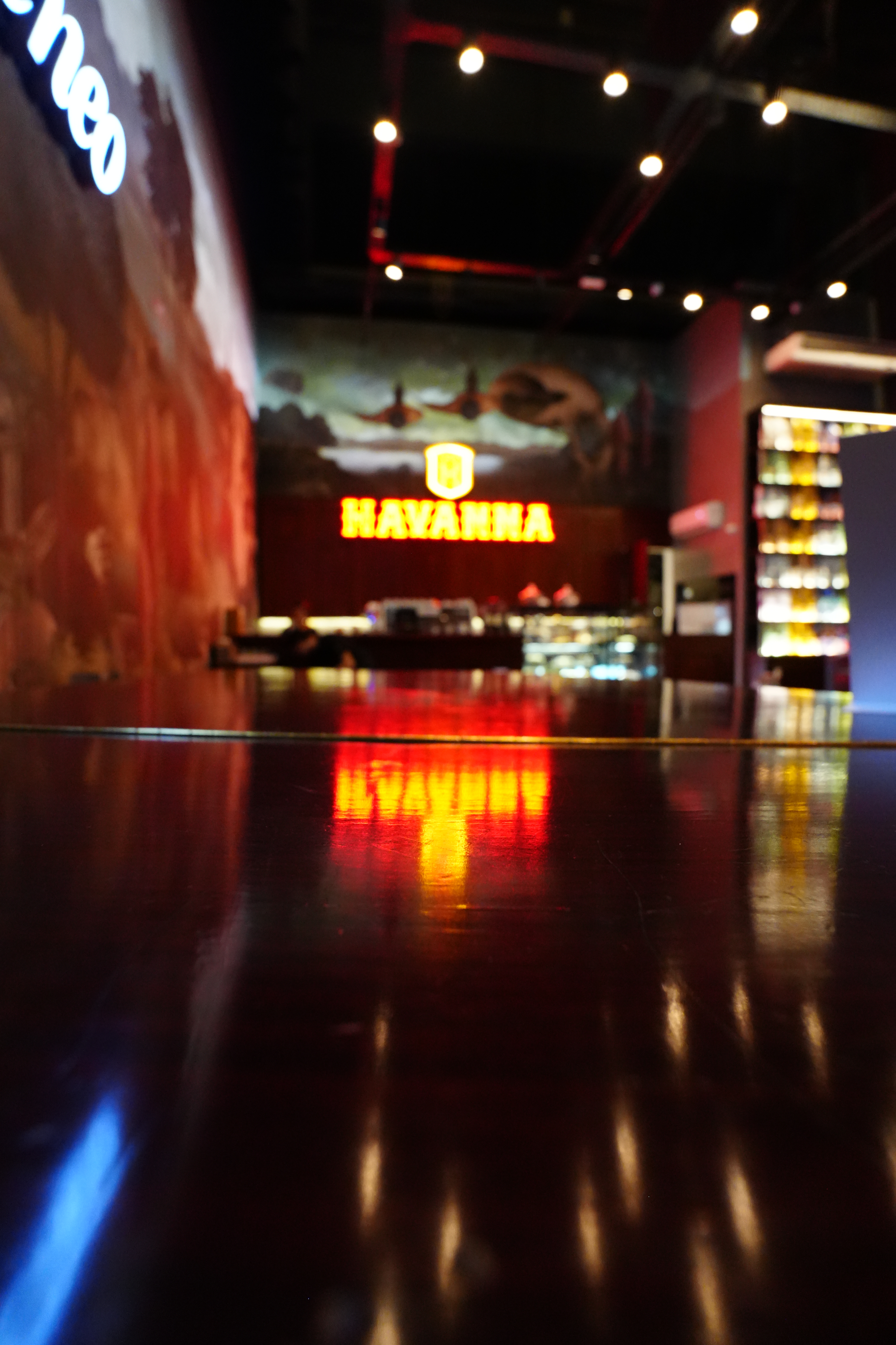 Wide view of Havanna café from piano.